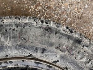 Otomobil Lastiklerini Kesip, Kaçtılar