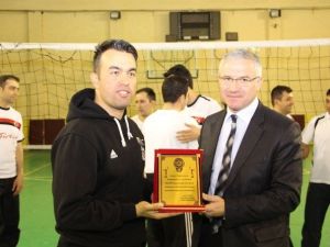 Oltu’da Emniyet Ve Garnizon Komutanlığı Voleybol Takımları Dostluk Maçında Karşılaştı