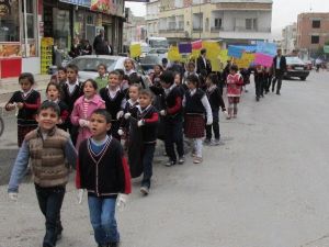 Minik Öğrenciler Temiz Bir Çevre İçin Yürüdü