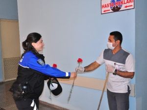 Şırnak Polisi Vatandaşlara Karanfil Dağıttı