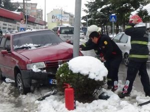 Karda Kontrolden Çıkan Otomobil Direğe Çarparak Durabildi