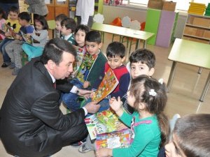 Nazilli’de Minik Öğrencilere Boyama Ve Yap Boz Kitapçıkları Dağıtıldı