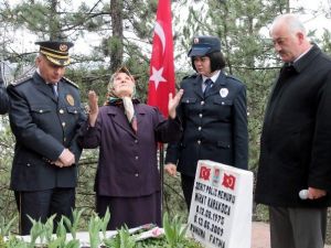 Emniyetten Ve Şehit Ailelerinden Şehitlik Ziyareti