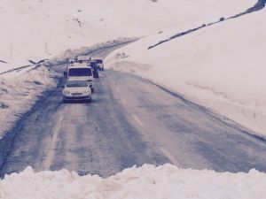 Bahçesaray Yoluna Çığ Düştü