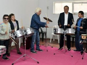 Başkan Uysal, Çocuklarla Birlikte Bateri Çaldı