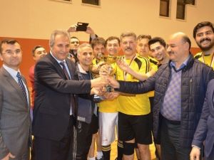 Voleybol Turnuvasında Şampiyon Dolunay Ortaokulu
