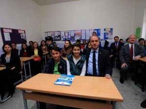 Vali Çomaktekin’den Okula Kitap