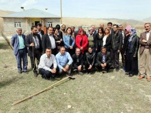 Gürpınar’da Fidan Dikimi
