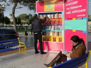 Buca’da Sokak Kütüphaneleri Okurlarını Bekliyor