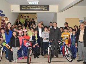 İzmit’te Bisiklet Dağıtımına Devam Ediliyor