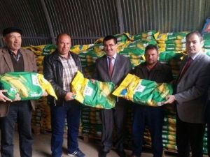 Özel İdare Çiftçilere Tohumluk Dağıttı