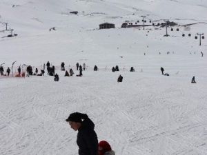 Baharın Gelmesine Rağmen Erciyes’te Kayak Keyfi Sürüyor