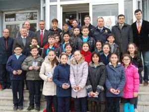 Öğrencilerden Polis Abilerine Kırmızı Karanfil Jesti