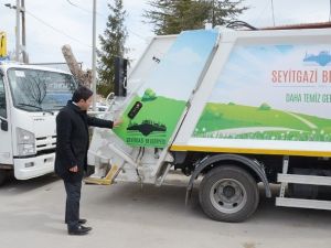 Seyitgazi’ye 2 Yeni Çöp Kamyonu Ve 500 Konteyner