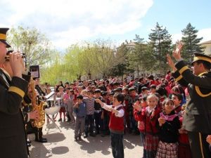 8. Kolordu Komutanlığı’ndan Öğrencilere Konser