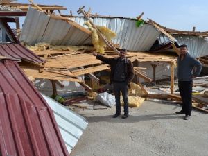 Şiddetli Rüzgâr Çatıları Uçurdu