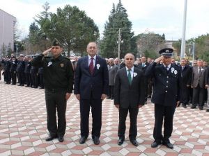 Gördes’te Dev Türk Bayrağı Polis Haftası’nda Göndere Çekildi
