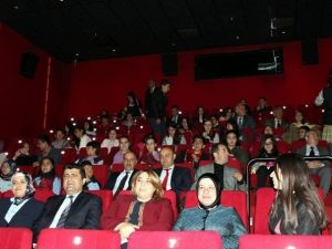 Bayan Ayyıldız, Sinemaya Hiç Gitmemiş Öğrencileri Sinemayla Buluşturdu