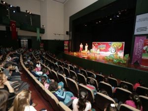 Miniklerden Çocuk Tiyatro Şenliklerine Yoğun İlgi