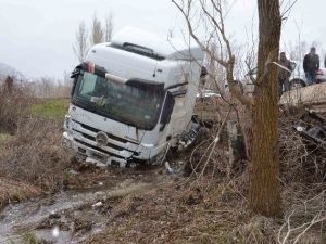 Göksun’da Tır Dereye Uçtu: 1 Yaralı