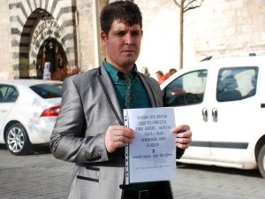 Yerde Bulduğu Paranın Sahibini Afişle Arıyor