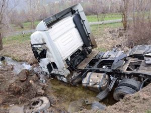 Tır Dereye Uçtu: 1 Yaralı