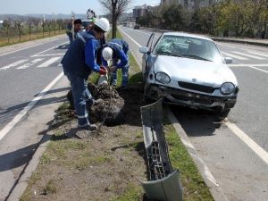 Lastiği Patlayan Otomobil Direğe Çarptı: 3 Kişi Yaralandı