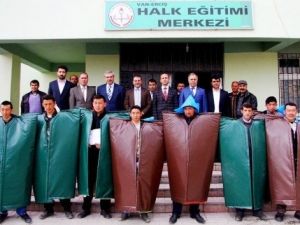 Erciş’te Sürü Yöneticileri Kepenek Giydi