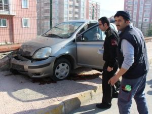 Kontrolden Çıkan Otomobil Bariyerlere Çarptı: 1 Yaralı