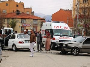 Seydişehir’de Otomobiller Çarpıştı: 2 Yaralı