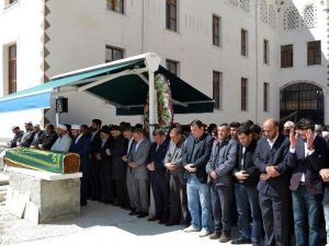 Enkaza Dönen Otomobilden Sağ Çıkarılan Sürücü Hayatını Kaybetti