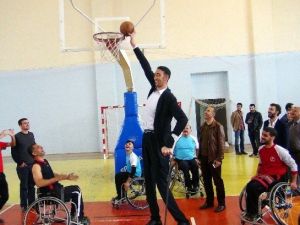 Dünyanın En Uzun Boylu Adamı Hollywood Yolunda