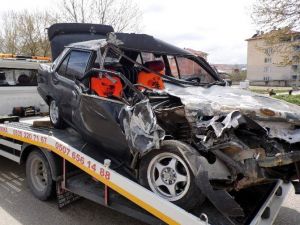 Minibüs İle Otomobil Çarpıştı: 2 Yaralı