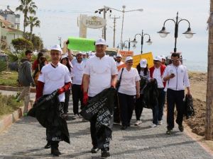 Üniversite Öğrencileri Mezitli Sahilini Temizledi