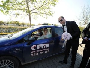 Ehliyet İçin Gelinliğiyle Direksiyon Başına Geçti