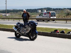 Motosiklet, Otomobillere Çarptı: 2 Yaralı