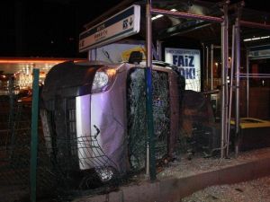 Merter’de Hafif Ticari Araç Metrobüs Durağına Uçtu: 4 Yaralı