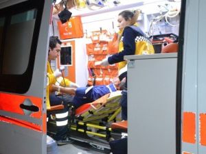 Alkollü Sürücünün Aracı Park Halindeki Kamyonete Çarptı: İki Yaralı