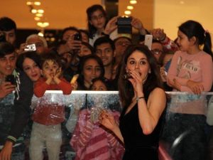 Ayşe Hatun Önal’ın İmza Günü Akrabaları Da Buluşturdu
