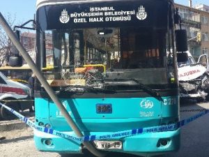 Kadıköy’de Ambulans Özel Halk Otobüsü İle Çarpıştı: 7 Yaralı