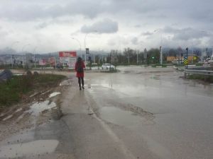 Bozuk Yol Ve Kaldırımlar Vatandaşı Çileden Çıkardı