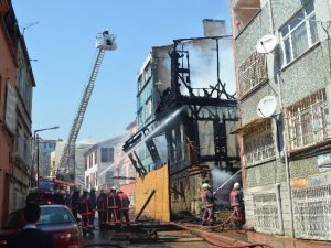 Fatih’te Alev Alev Yanan Tarihi Bina Çöktü