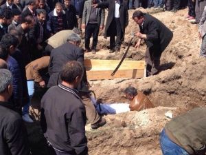 Evlerinde Ölü Bulunan Sekiz Kişi Toprağa Verildi
