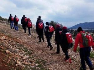 Omuzlarında Türk Bayrağıyla Polis İçin Yürüdüler