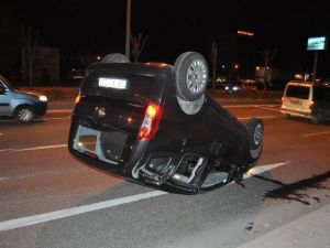 Otomobille Kamyonet Çarpıştı: 1 Yaralı