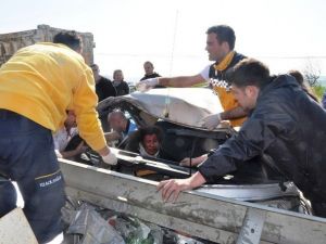 Otomobil Bariyere Ok Gibi Saplandı