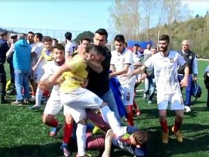 Bartın’da Maç Sonrası Saha Savaş Alanına Döndü