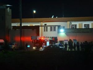 Kandıra Cezaevi’nde 3 Mahkum İsyan Çıkarıp, Koğuştaki Yatakları Ateşe Verdi