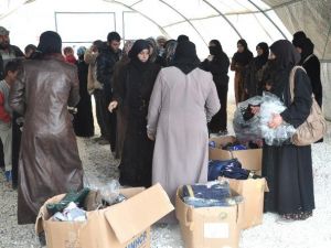 Kamp Dışında Kalan Mültecilere Elbise Dağıtımı