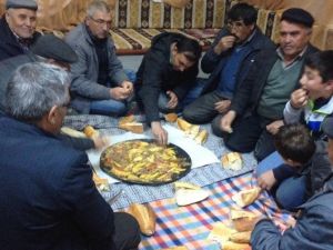 Emekliler İlk Maaşları İle Köylülerine Kutlama Yemeği Veriyor